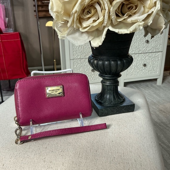 Michael Kors Pink and Gold Key Card Holder - Picture 3 of 13